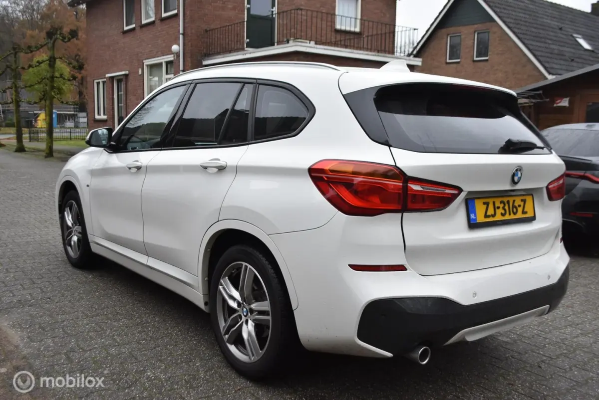 sDrive18i aut High Exe M Sport voll