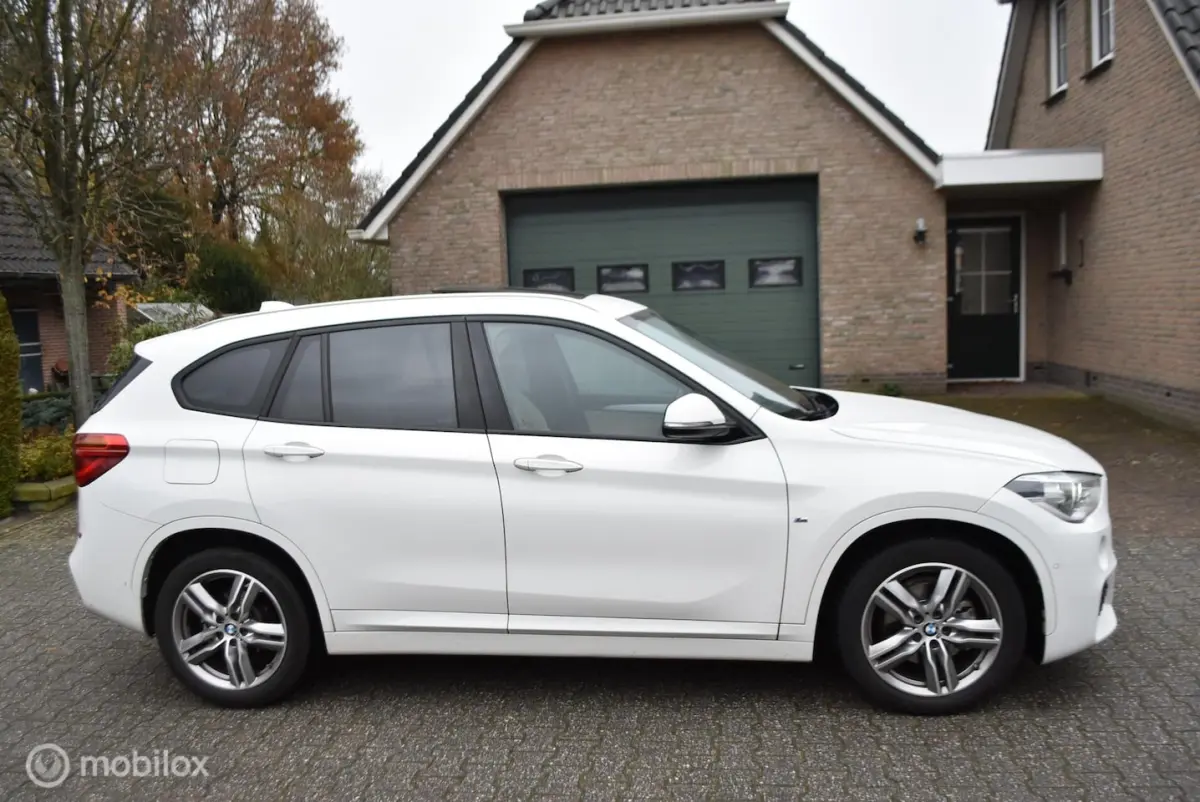 sDrive18i aut High Exe M Sport voll