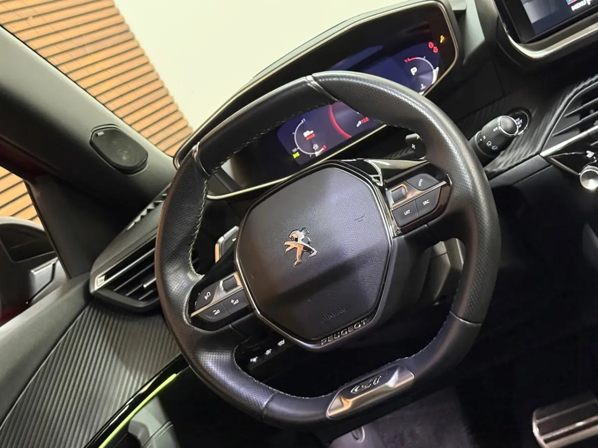 1.2 PureTech GT-line | Leder | 18 inch | Panoramadak | ACC | Dodehoek | Afneembare Trekhaa