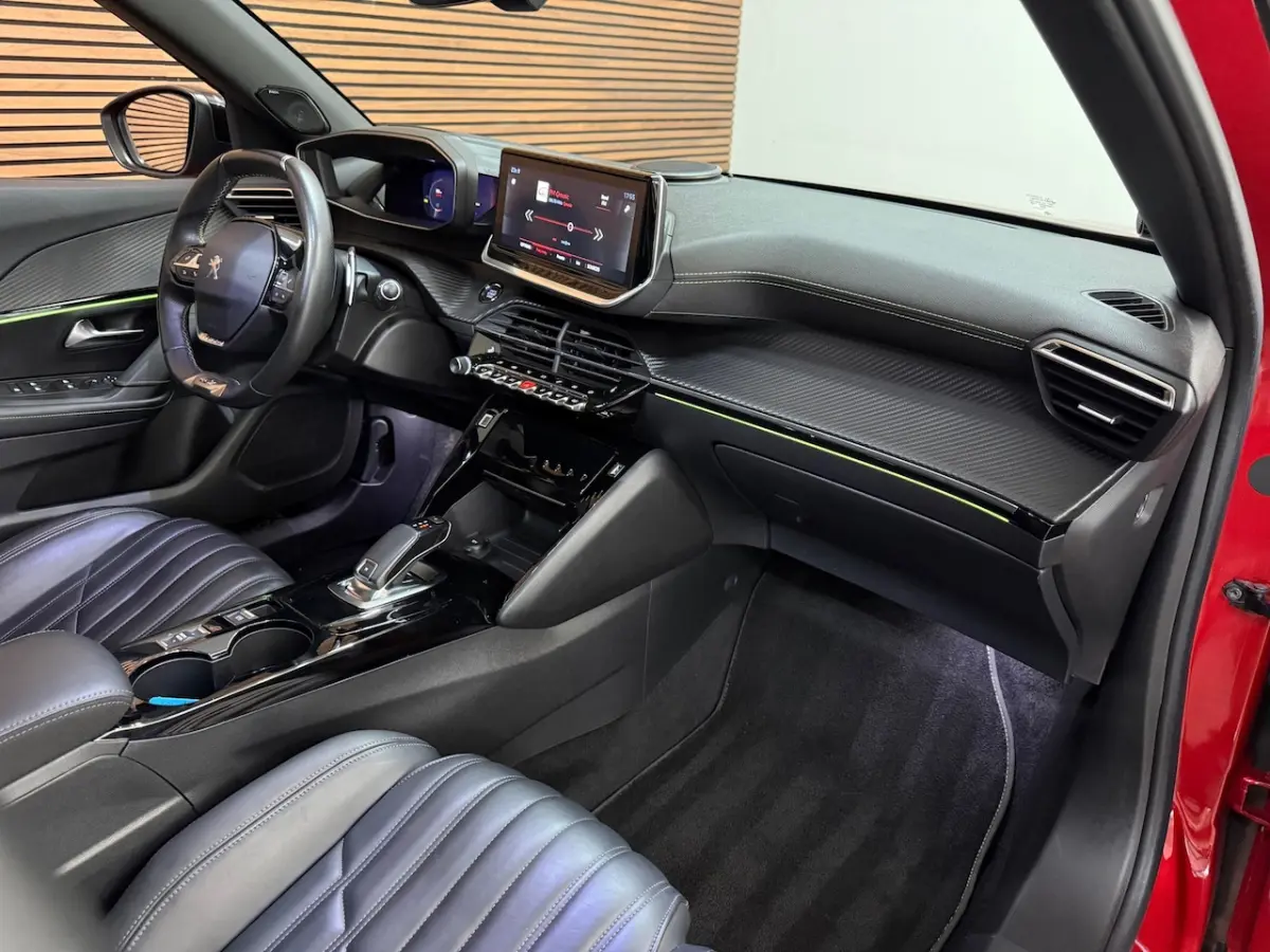 1.2 PureTech GT-line | Leder | 18 inch | Panoramadak | ACC | Dodehoek | Afneembare Trekhaa