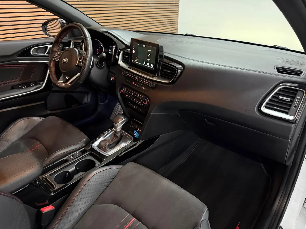 Ceed 1.6 T-GDi GT | 204 PK | Alcantara | JBL | Camera | Stoelverwarming | Stuur verwarming