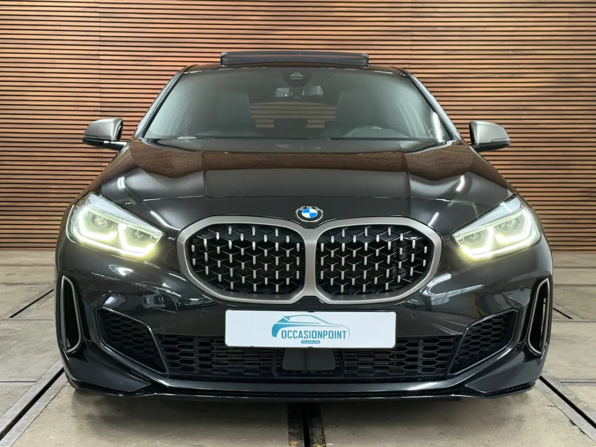 M135i xDrive M-Performance | BomVOL | M-Technic | Pano | HuD | Parkeer-pakket | Ambient |