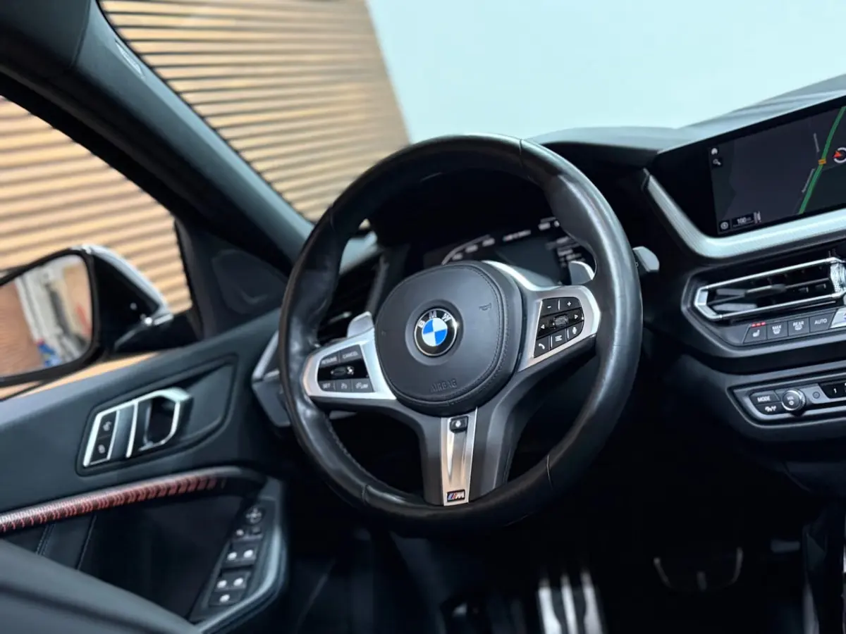 M135i xDrive M-Performance | BomVOL | M-Technic | Pano | HuD | Parkeer-pakket | Ambient |