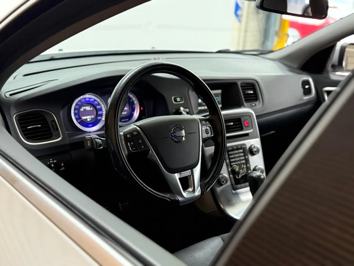 1.6 T4 R-Design | Navi | Trekhaak | 180PK | Winter Pack | High Performance Audio | Leder/A