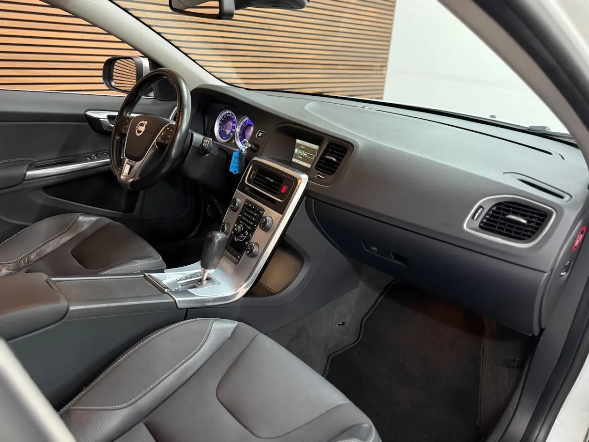 1.6 T4 R-Design | Navi | Trekhaak | 180PK | Winter Pack | High Performance Audio | Leder/A