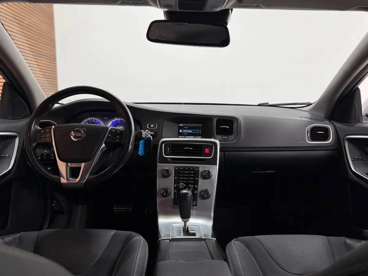 1.6 T4 R-Design | Navi | Trekhaak | 180PK | Winter Pack | High Performance Audio | Leder/A