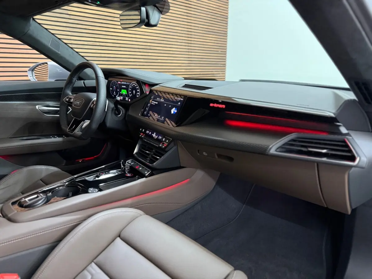Quattro|530PK Overboost | 93kWh | Carbondak | Luchtvering | Matrix LED | Nappa | RS interi