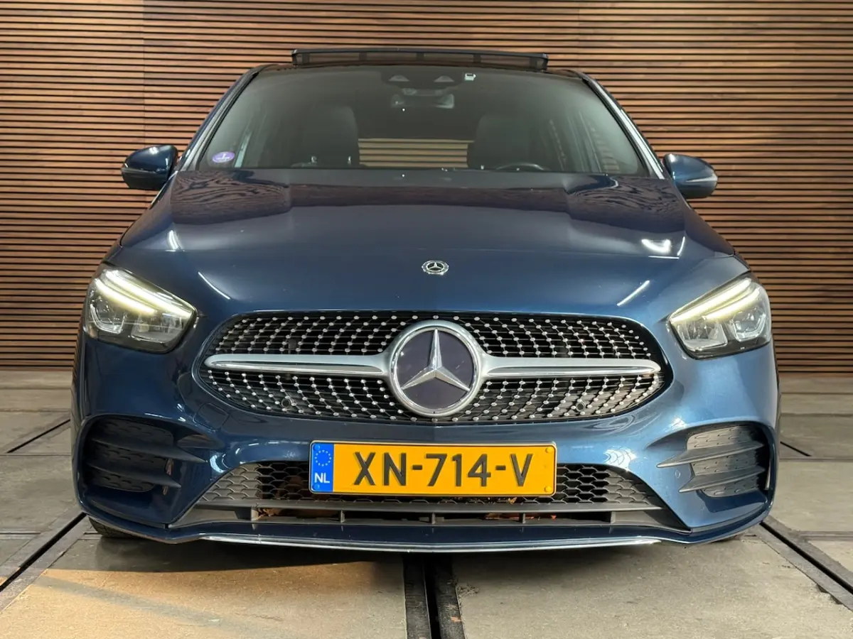 180 Business Solution AMG | Pano | Alcantara | 18' inch | DAB | Navigatie | Camera