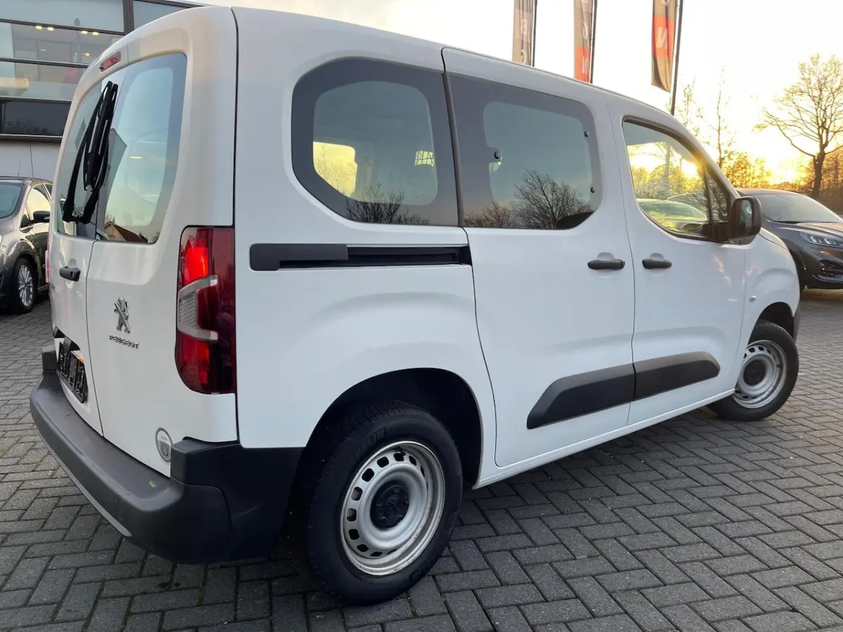 1.2 PureTech Pro | | 16D km | Dubbele Schuifdeuren | Elektrische Ramen |