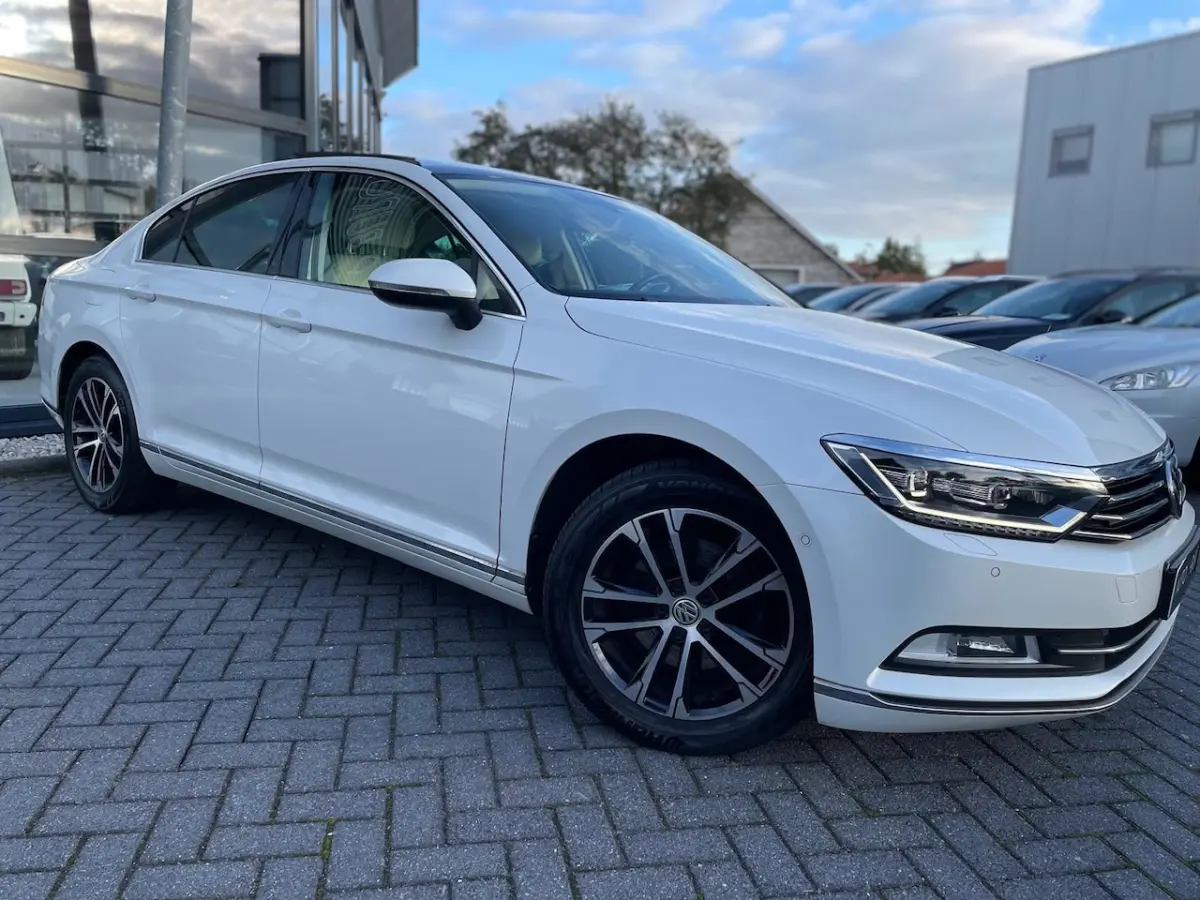 1.6 TDI Highline Business R | DSG | Panoramadak | Navi | Camera | Stoel & Stuurverwarming|