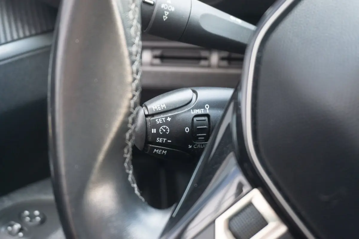 1.2 PureTech Active CARPLAY/PDC/CRUISE