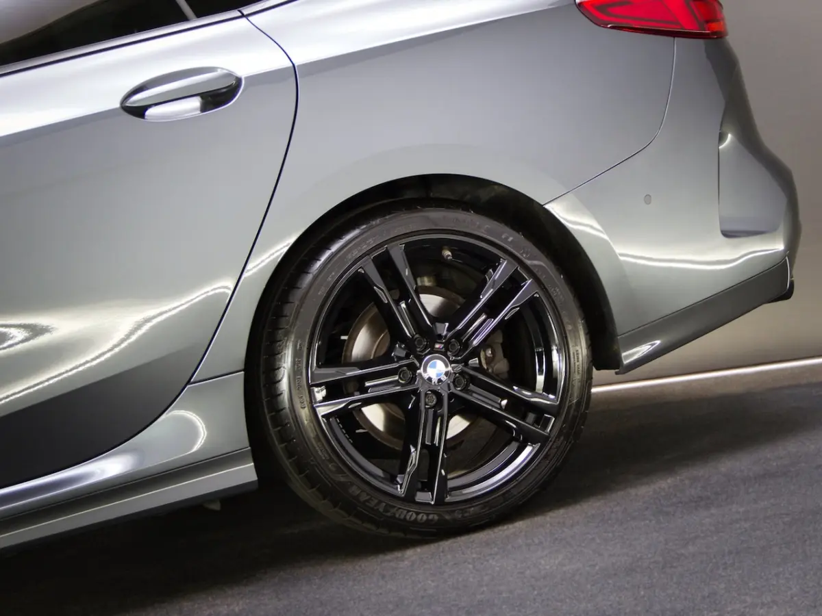218i High Executive Edition M-Sport (ADAPTIVE CRUISE, SFEERVERLICHTING, PANO, APPLE CARPLA