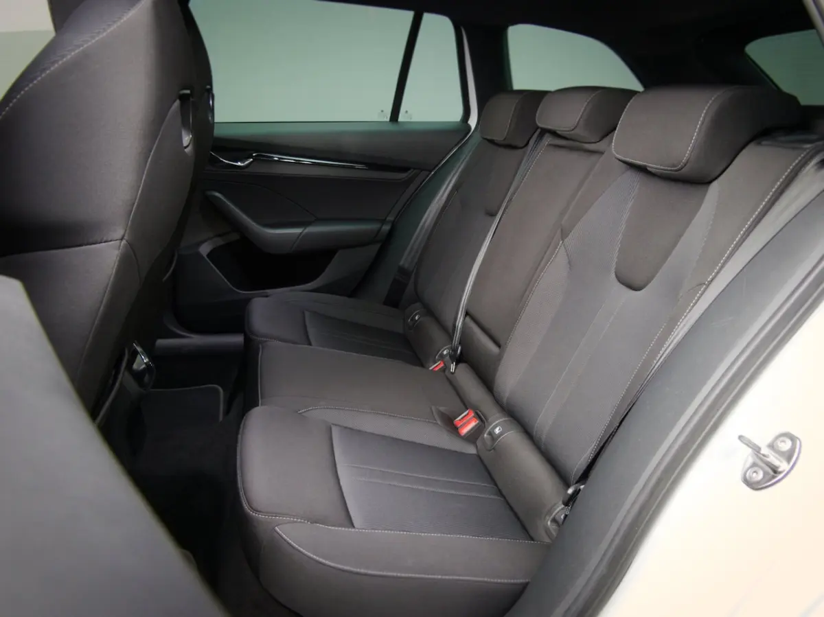 1.0 e-TSI Sport Business (TREKHAAK, SFEERVERLICHTING, DIGITAL COCKPIT, APPLE CARPLAY, SPOR