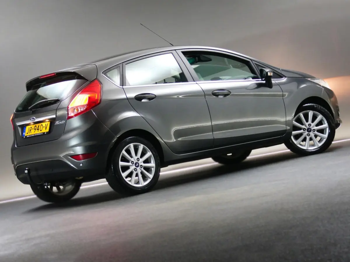 1.0 Titanium (NAVIGATIESYSTEEM, CLIMATE CONTROL, CRUISE CONTROL, PARKEERSENSOREN ACHTER, V