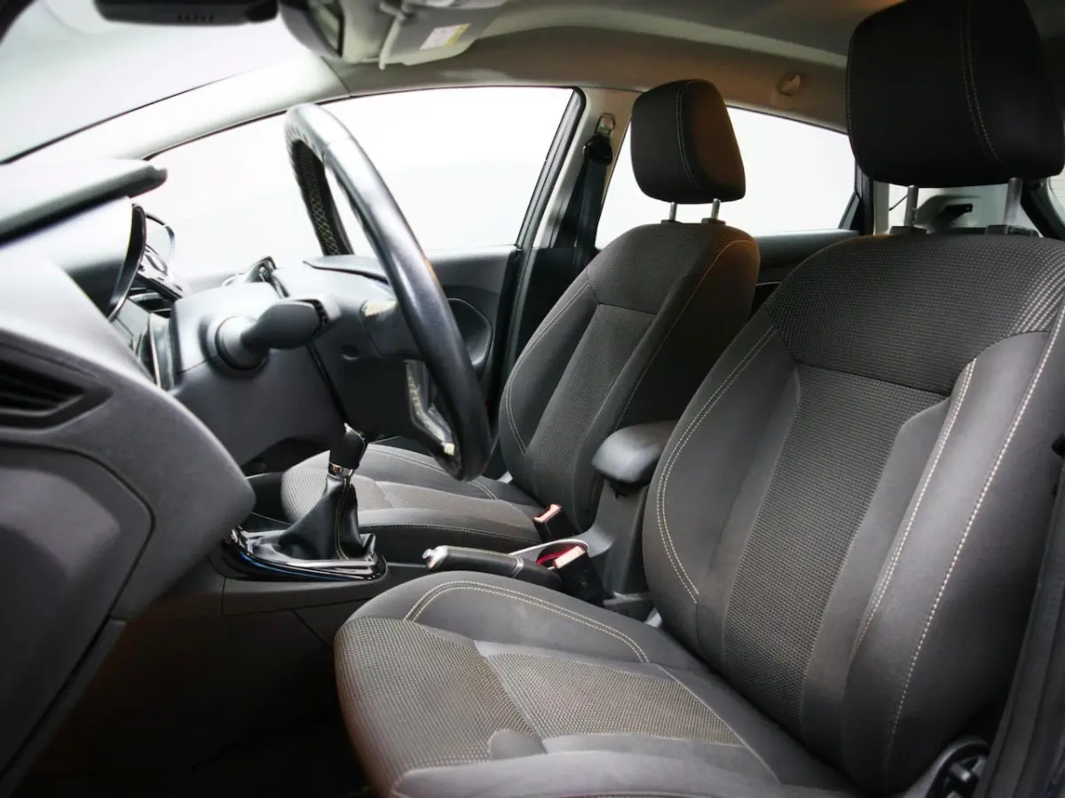1.0 Titanium (NAVIGATIESYSTEEM, CLIMATE CONTROL, CRUISE CONTROL, PARKEERSENSOREN ACHTER, V