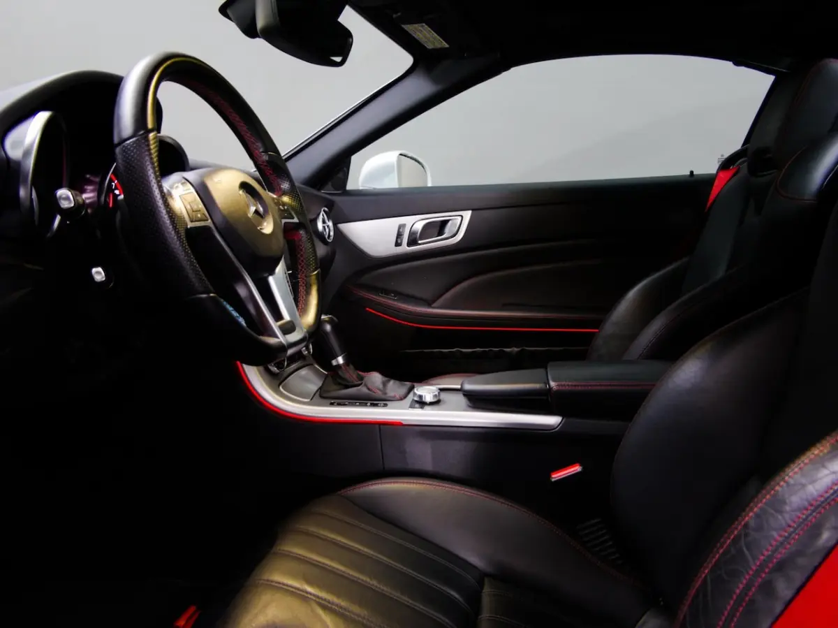 200 AMG-Line (SFEERVERLICHTING, STOEL- & NEKVERWARMING, NAVIGATIESYSTEEM, CRUISE CONTROL,