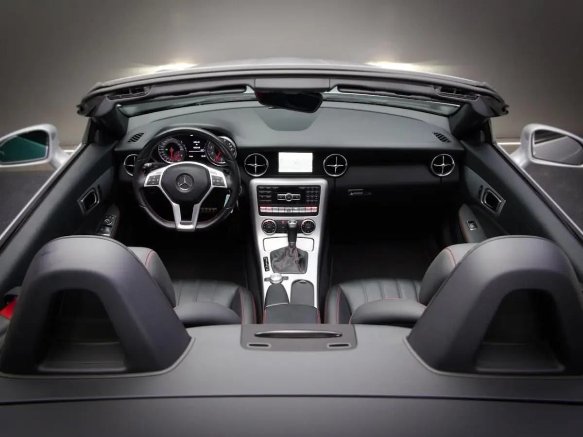 200 AMG-Line (SFEERVERLICHTING, STOEL- & NEKVERWARMING, NAVIGATIESYSTEEM, CRUISE CONTROL,