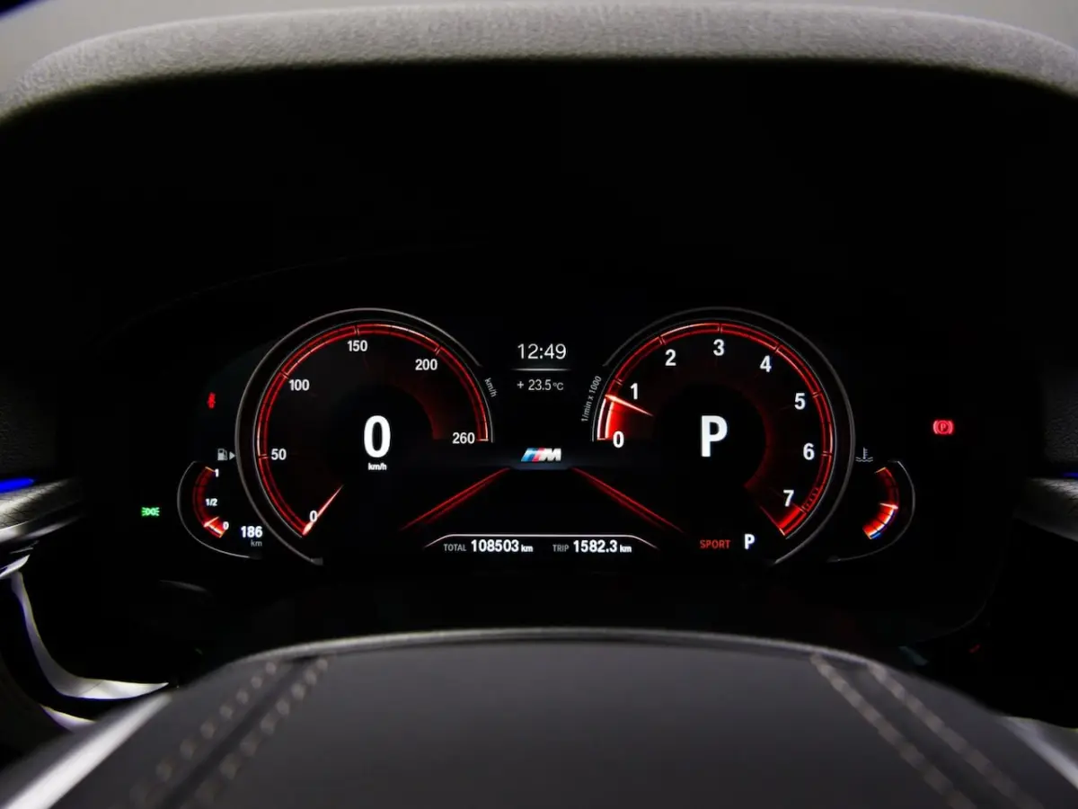 520i High Executive M-Sport (SFEERVERLICHTING, PANORAMADAK, HEAD-UP DISPLAY, NAVIGATIE PRO