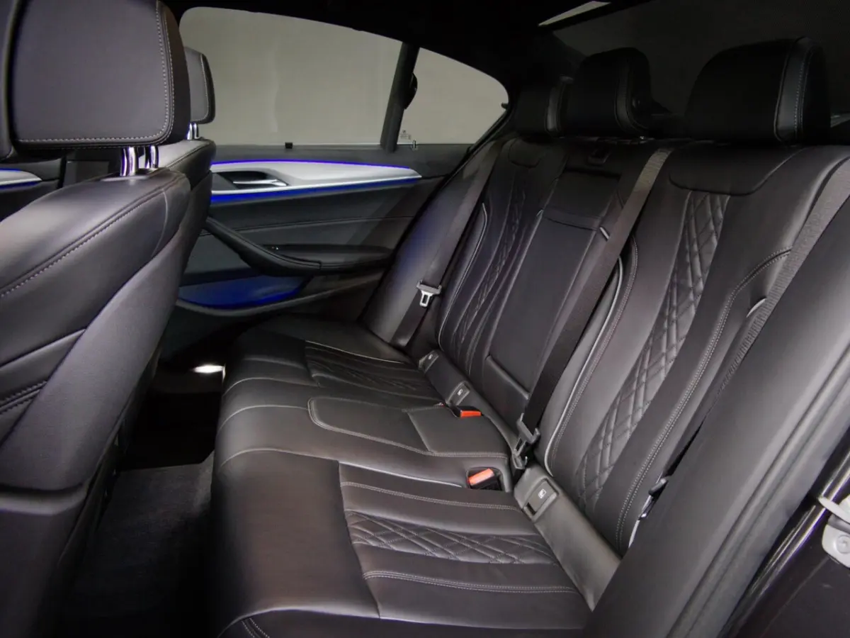 520i High Executive M-Sport (SFEERVERLICHTING, PANORAMADAK, HEAD-UP DISPLAY, NAVIGATIE PRO