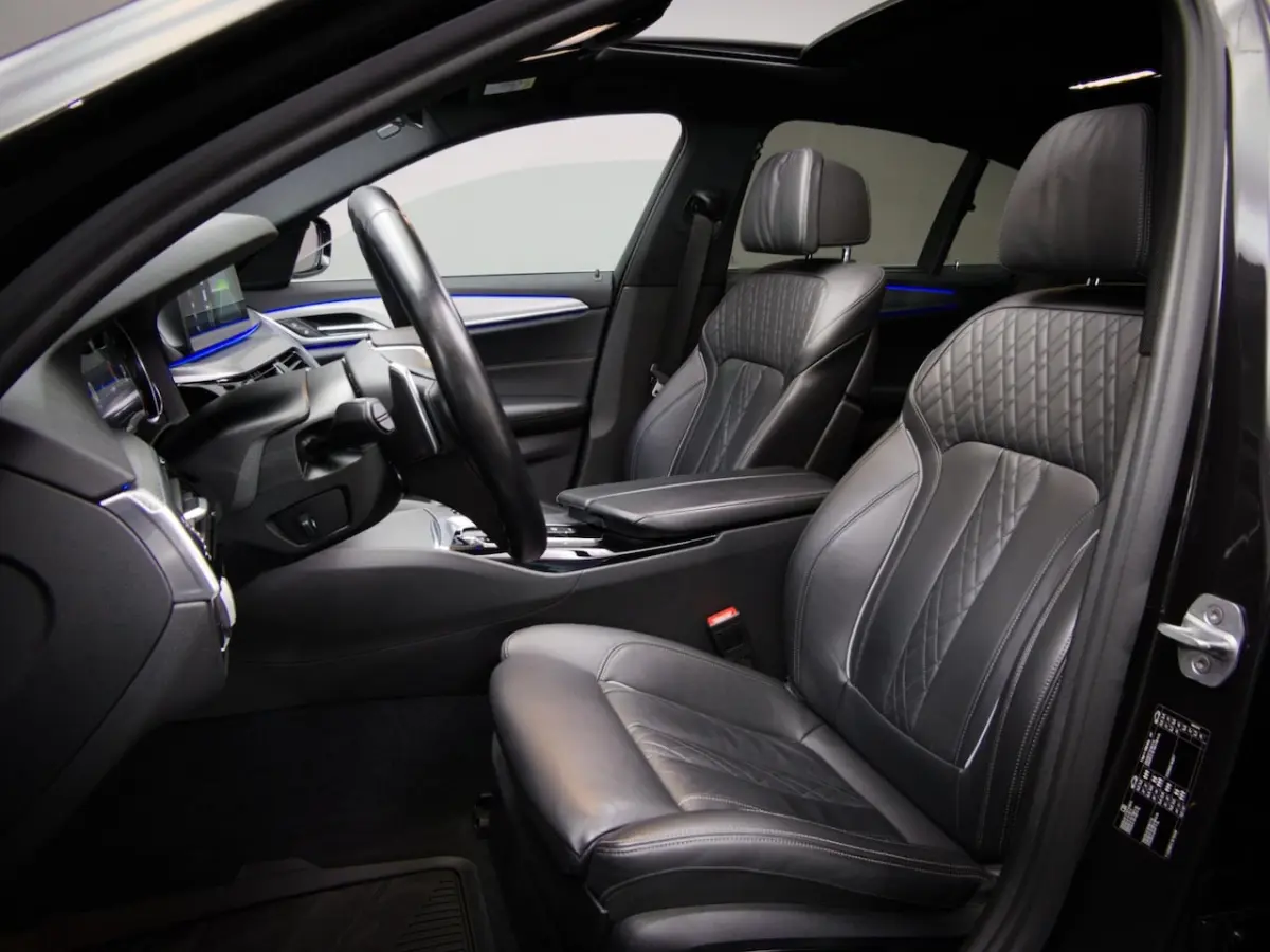 520i High Executive M-Sport (SFEERVERLICHTING, PANORAMADAK, HEAD-UP DISPLAY, NAVIGATIE PRO