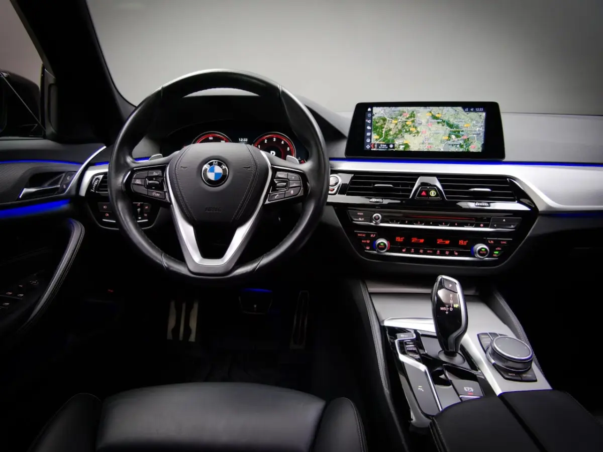 520i High Executive M-Sport (SFEERVERLICHTING, PANORAMADAK, HEAD-UP DISPLAY, NAVIGATIE PRO