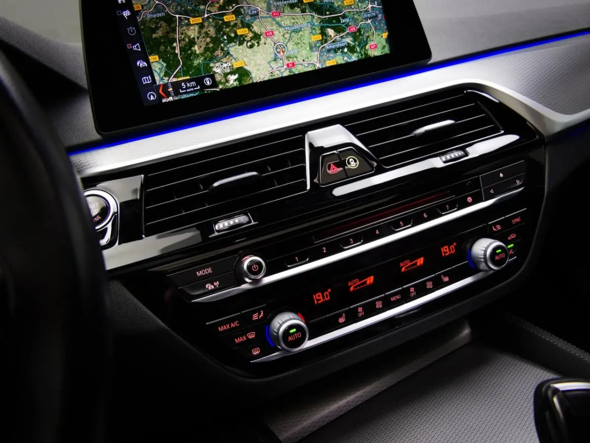 520i High Executive M-Sport (SFEERVERLICHTING, PANORAMADAK, HEAD-UP DISPLAY, NAVIGATIE PRO