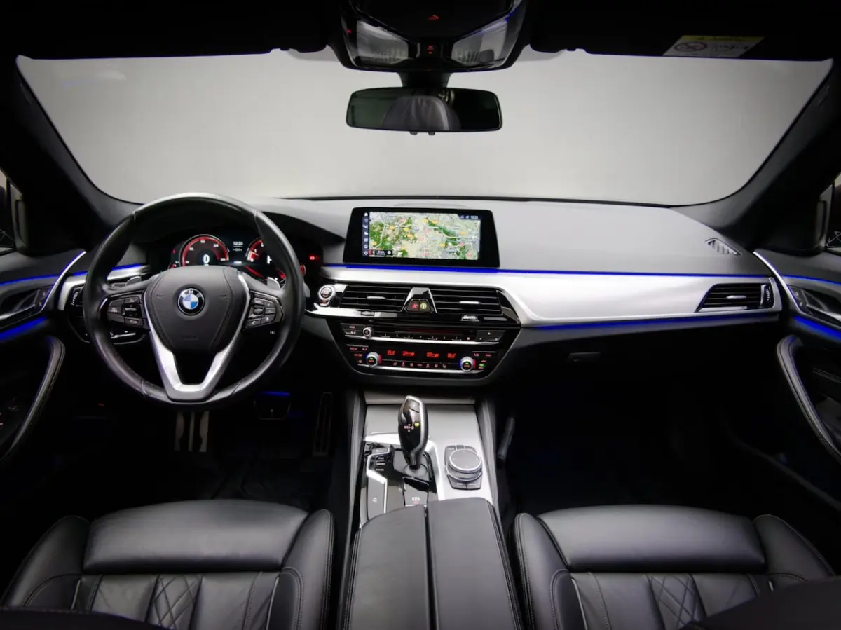 520i High Executive M-Sport (SFEERVERLICHTING, PANORAMADAK, HEAD-UP DISPLAY, NAVIGATIE PRO