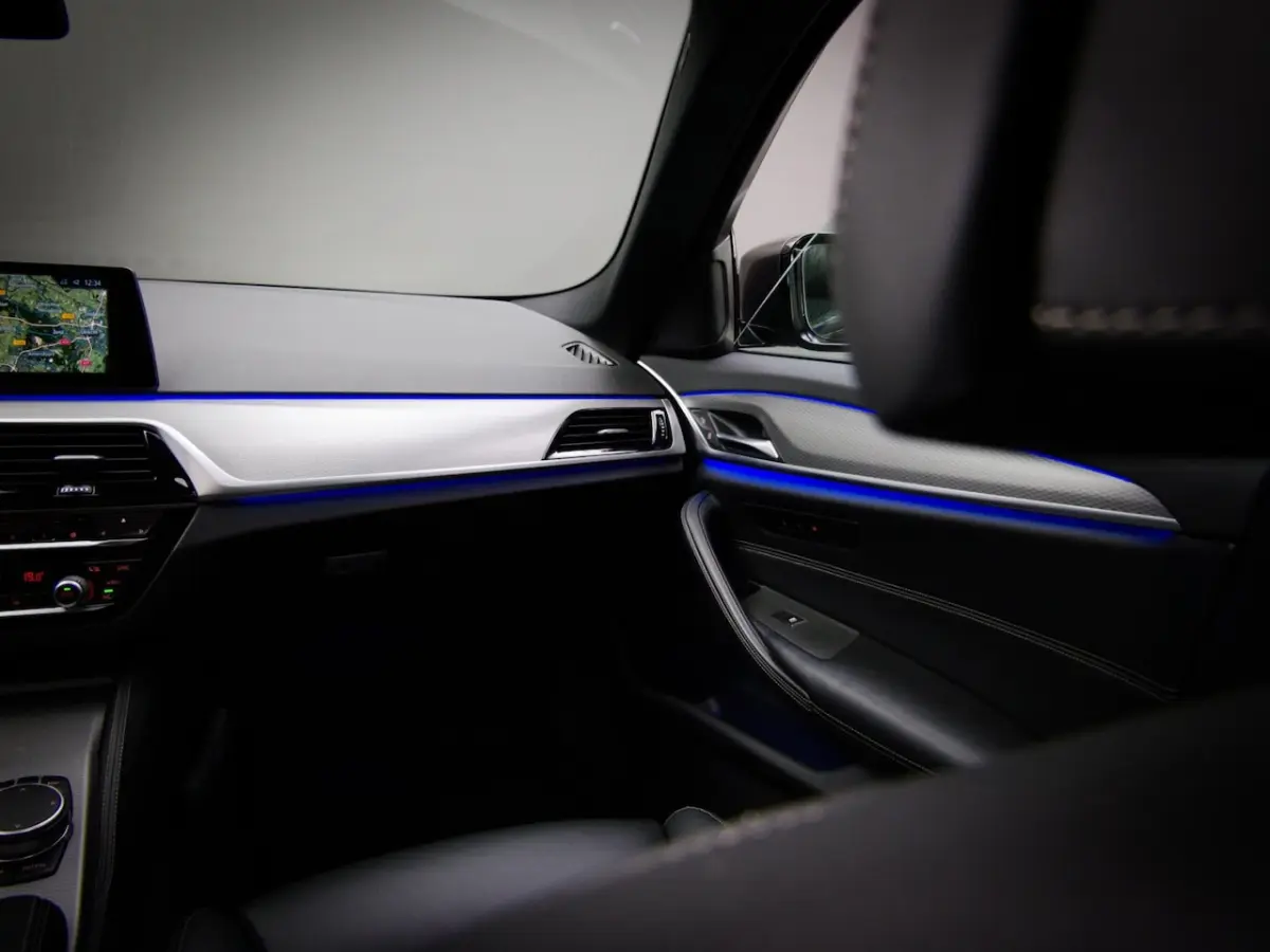 520i High Executive M-Sport (SFEERVERLICHTING, PANORAMADAK, HEAD-UP DISPLAY, NAVIGATIE PRO