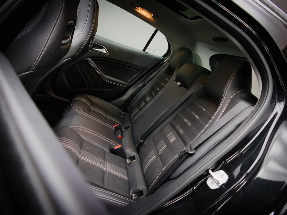 180 Ambition (SCHUIF-/KANTELDAK, NAVIGATIESYSTEEM, CRUISE CONTROL, BLUETOOTH, BI-XENON, LM