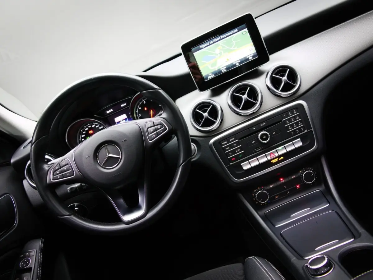 180 Ambition (SCHUIF-/KANTELDAK, NAVIGATIESYSTEEM, CRUISE CONTROL, BLUETOOTH, BI-XENON, LM