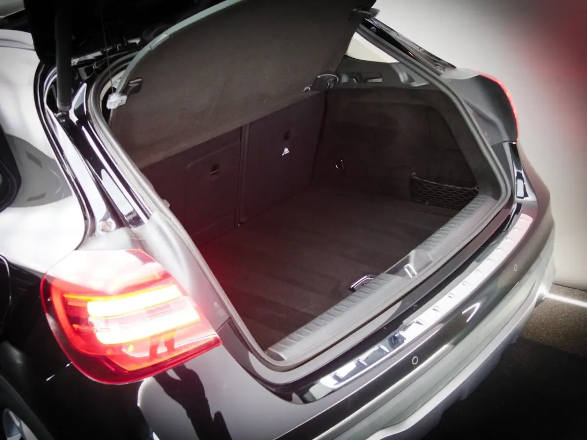 180 Ambition (SCHUIF-/KANTELDAK, NAVIGATIESYSTEEM, CRUISE CONTROL, BLUETOOTH, BI-XENON, LM