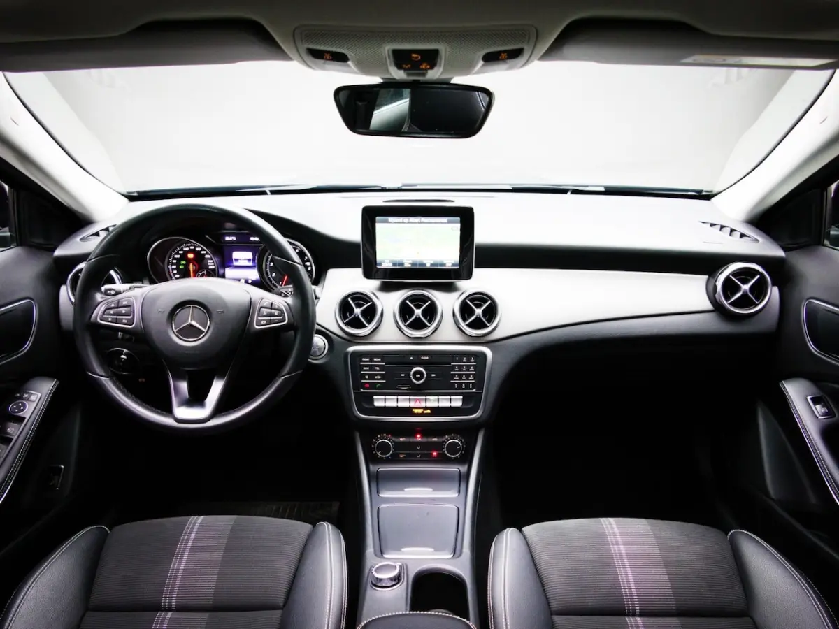 180 Ambition (SCHUIF-/KANTELDAK, NAVIGATIESYSTEEM, CRUISE CONTROL, BLUETOOTH, BI-XENON, LM