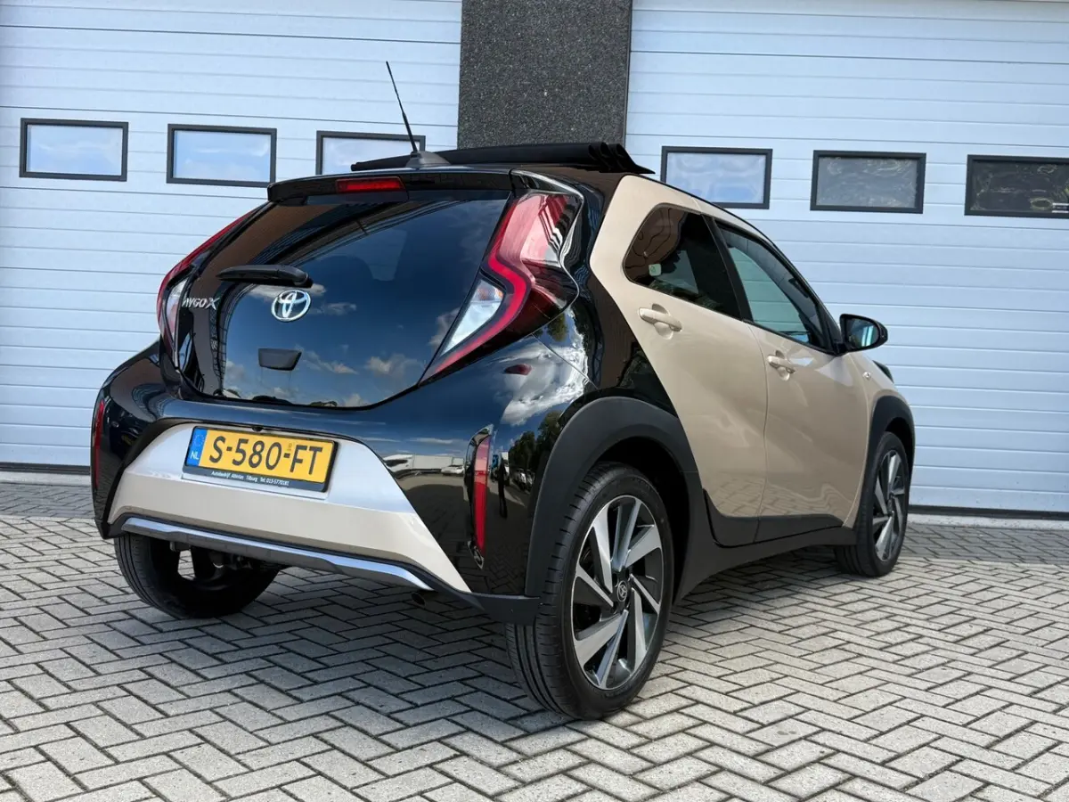 1.0 VVT-i S-CVT Envy AUTOMAAT/LED/CARPLAY/JBL
