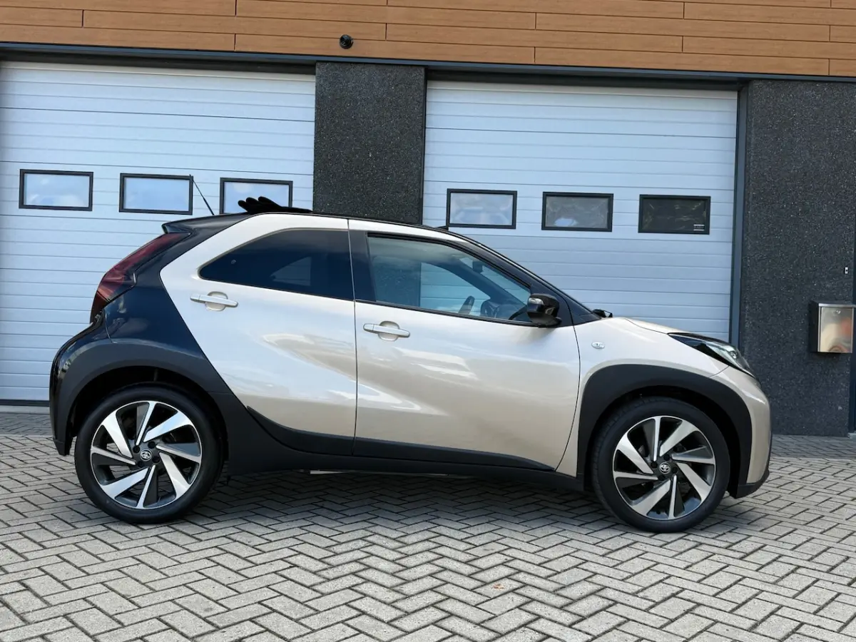 1.0 VVT-i S-CVT Envy AUTOMAAT/LED/CARPLAY/JBL
