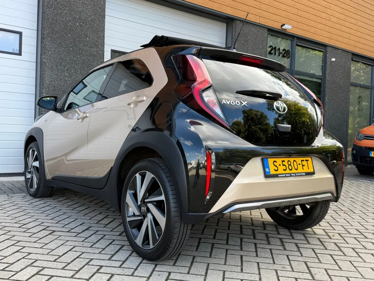 1.0 VVT-i S-CVT Envy AUTOMAAT/LED/CARPLAY/JBL