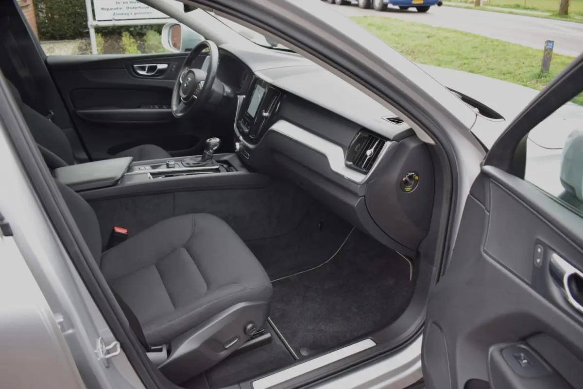 2.0 T5 Momentum AUTOM/ADAP CRUISE/NAVI/AIRCO-ECC/TREKH/PDC V+A/CAMERA/XENON/BLUETOOTH/KEYL