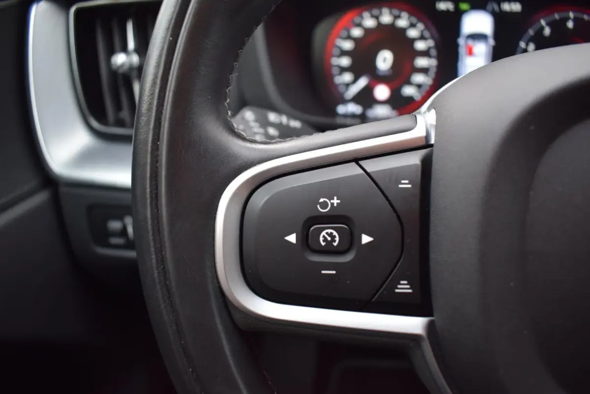 2.0 T5 Momentum AUTOM/ADAP CRUISE/NAVI/AIRCO-ECC/TREKH/PDC V+A/CAMERA/XENON/BLUETOOTH/KEYL