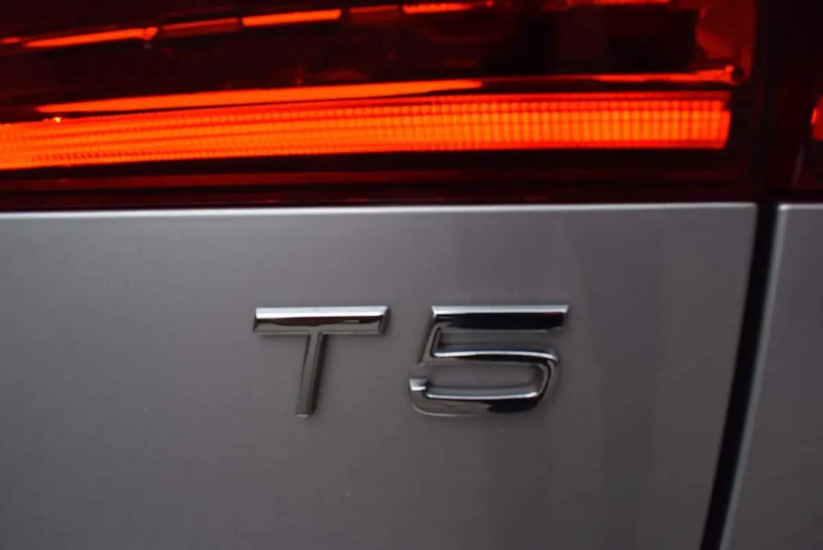 2.0 T5 Momentum AUTOM/ADAP CRUISE/NAVI/AIRCO-ECC/TREKH/PDC V+A/CAMERA/XENON/BLUETOOTH/KEYL