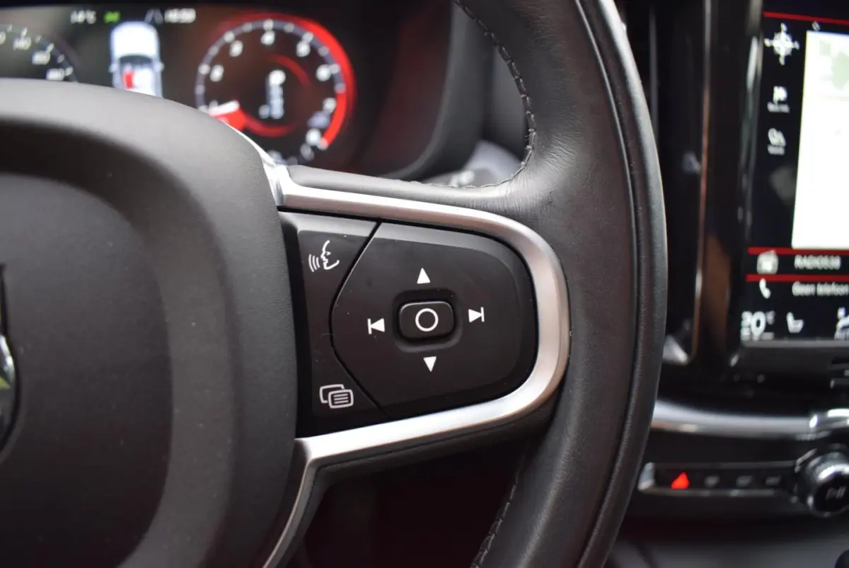 2.0 T5 Momentum AUTOM/ADAP CRUISE/NAVI/AIRCO-ECC/TREKH/PDC V+A/CAMERA/XENON/BLUETOOTH/KEYL