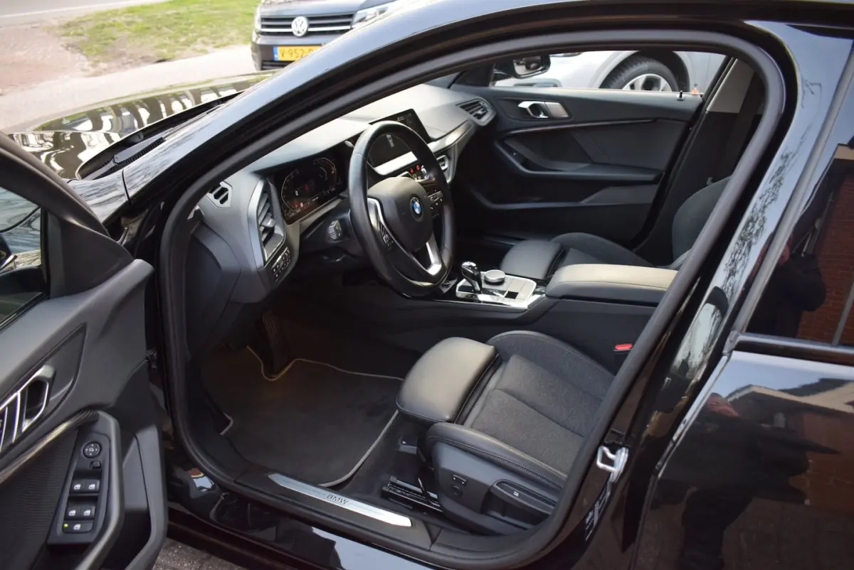 118i High Executive Edition AUTOM/NAVI/CRUISE/CARPLAY/AIRCO/XENON/NL-AUTO/BLUETOOTH//PDC V
