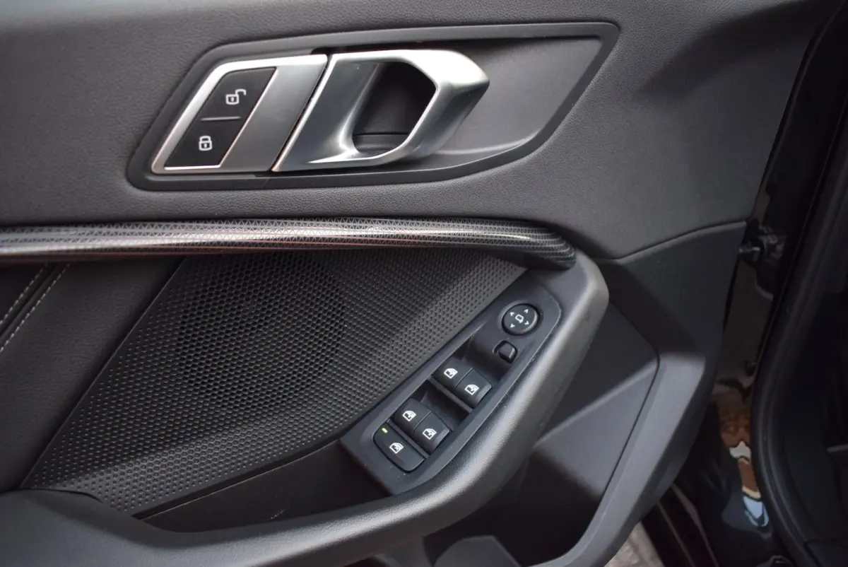 118i High Executive Edition AUTOM/NAVI/CRUISE/CARPLAY/AIRCO/XENON/NL-AUTO/BLUETOOTH//PDC V
