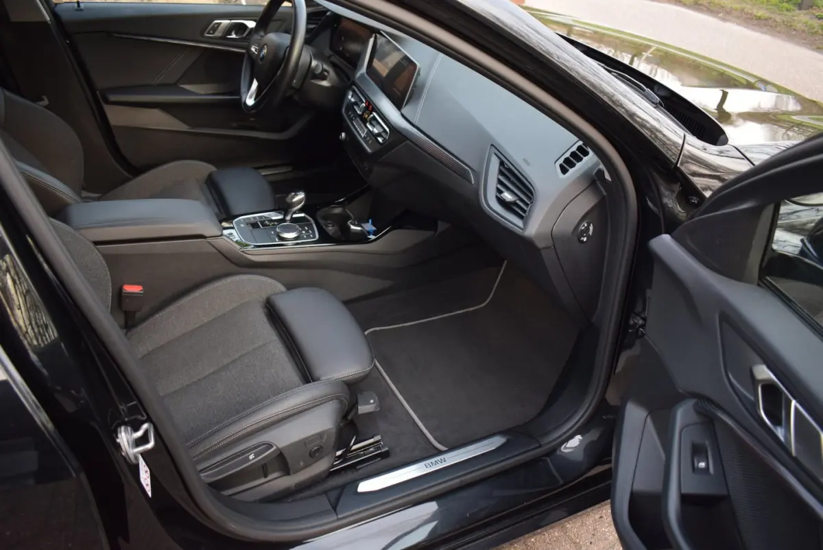 118i High Executive Edition AUTOM/NAVI/CRUISE/CARPLAY/AIRCO/XENON/NL-AUTO/BLUETOOTH//PDC V