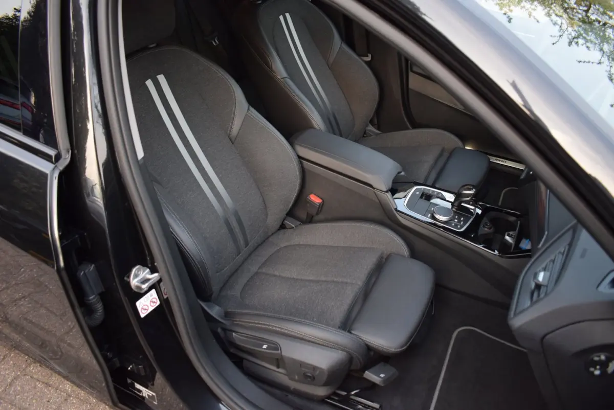 118i High Executive Edition AUTOM/NAVI/CRUISE/CARPLAY/AIRCO/XENON/NL-AUTO/BLUETOOTH//PDC V