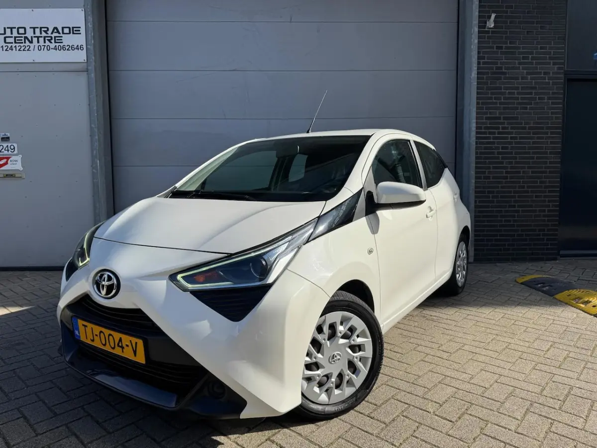 1.0 VVT-i x-play [Facelift | Carplay | Camera | Airco | Dealer OH]