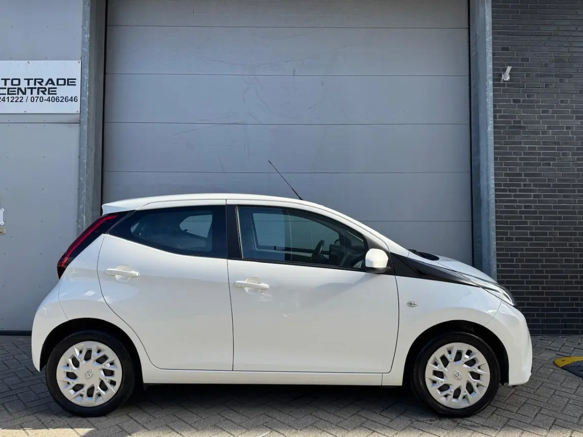1.0 VVT-i x-play [Facelift | Carplay | Camera | Airco | Dealer OH]