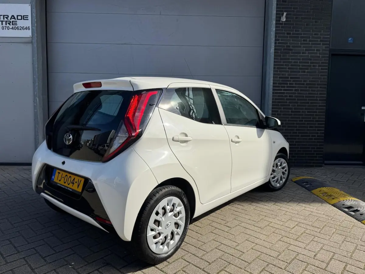 1.0 VVT-i x-play [Facelift | Carplay | Camera | Airco | Dealer OH]