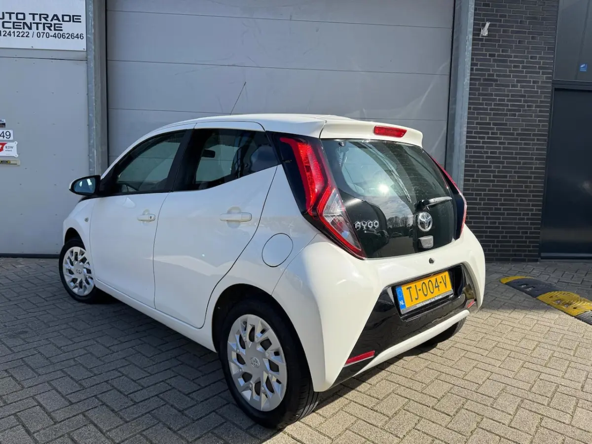 1.0 VVT-i x-play [Facelift | Carplay | Camera | Airco | Dealer OH]
