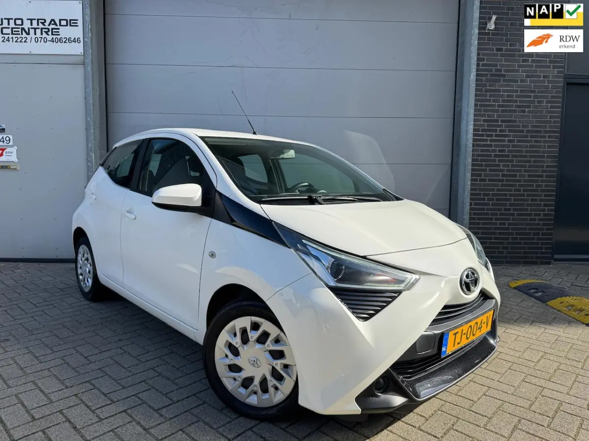 1.0 VVT-i x-play [Facelift | Carplay | Camera | Airco | Dealer OH]