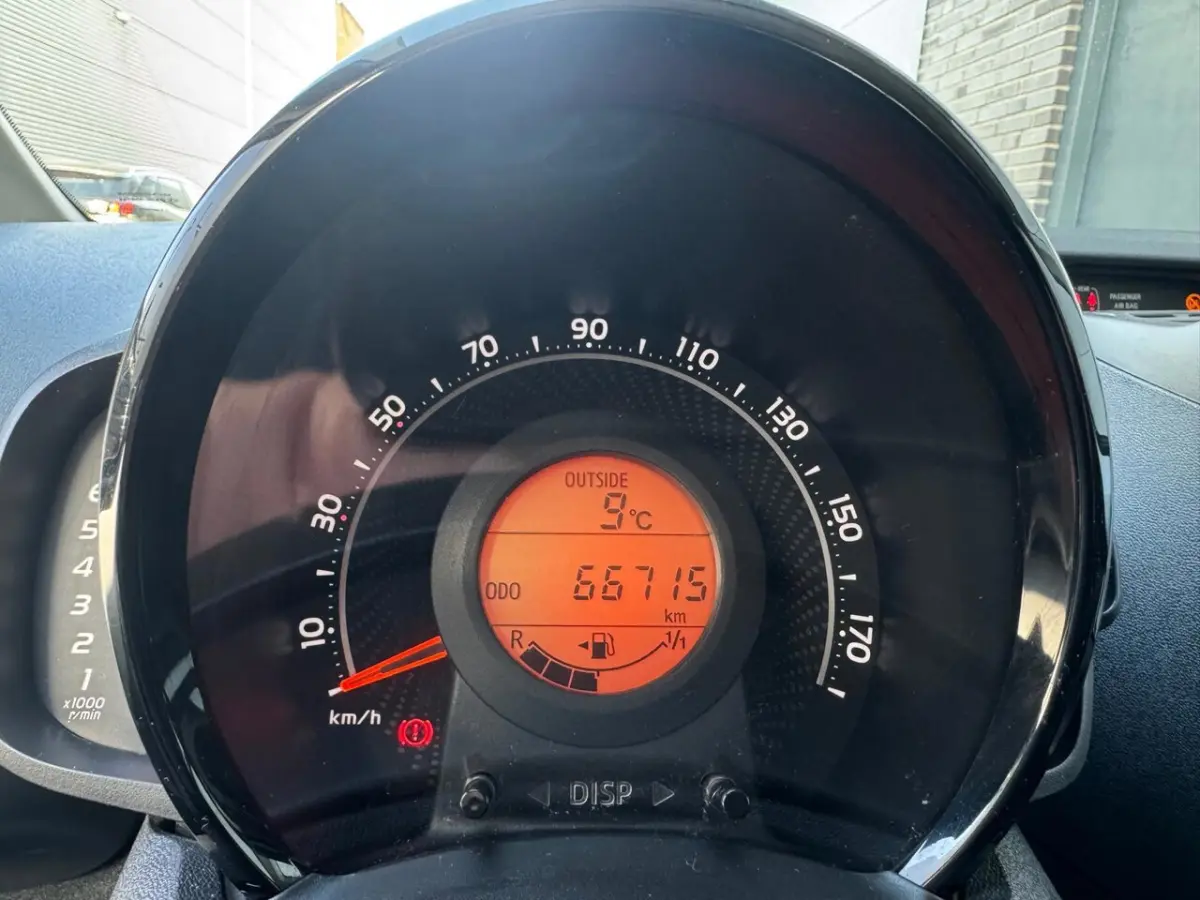 1.0 VVT-i x-play [Facelift | Carplay | Camera | Airco | Dealer OH]