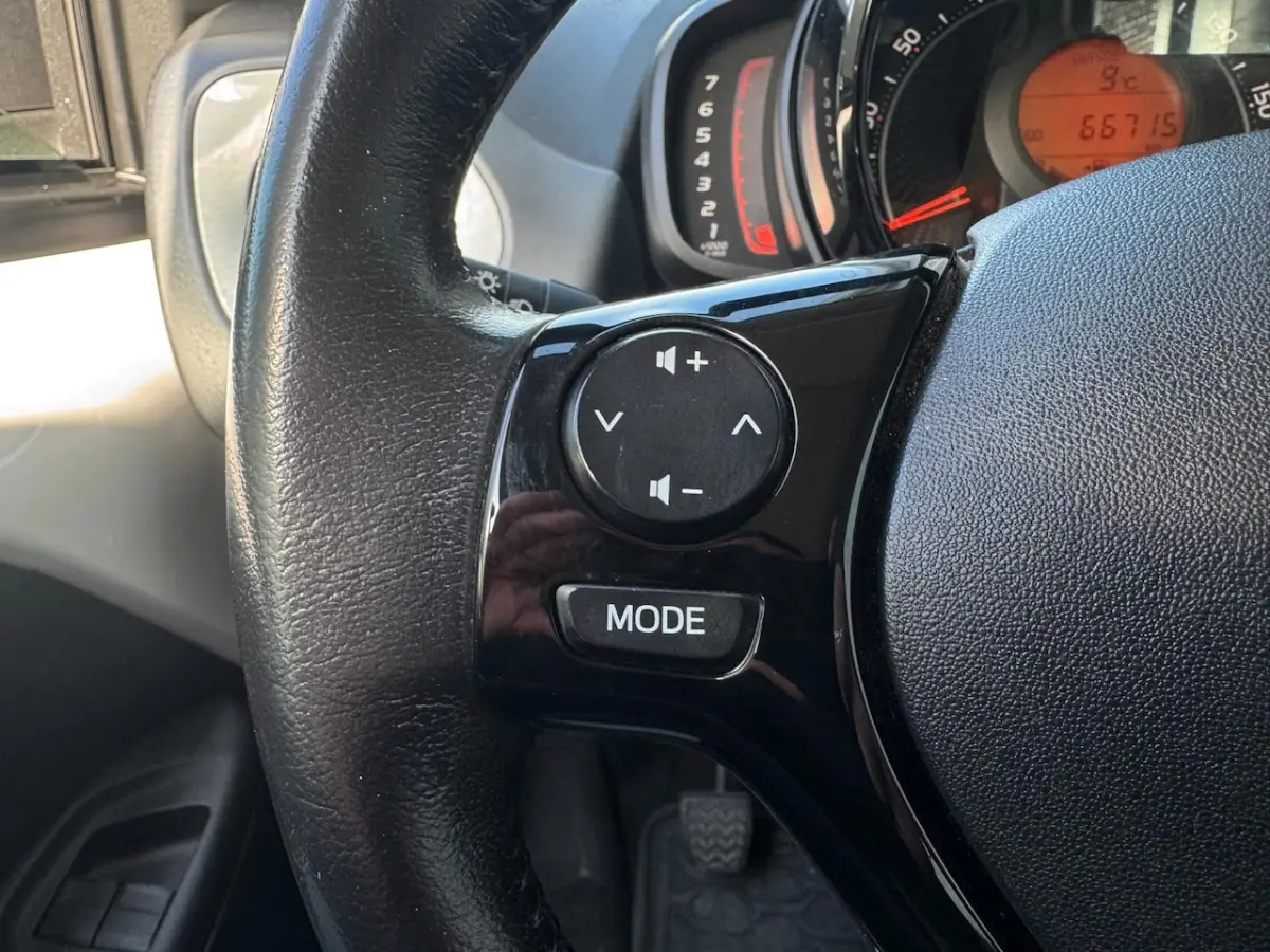 1.0 VVT-i x-play [Facelift | Carplay | Camera | Airco | Dealer OH]